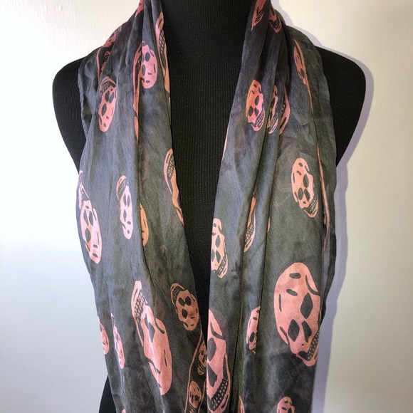 ❌SOLD❌ Alexander McQueen Classic Skull Scarf/Wrap - Picture 10 of 15